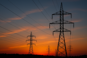 En række elselskaber skruer prisen op, samtidig med elafgiften sænkes